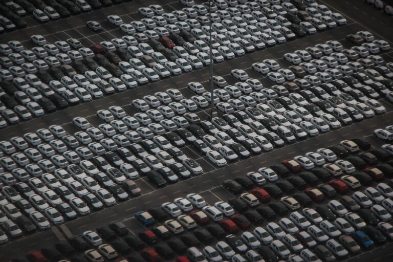 Venta de carros en Colombia cierra un semestre con leve repunte, pero el rezago es aún amplio.