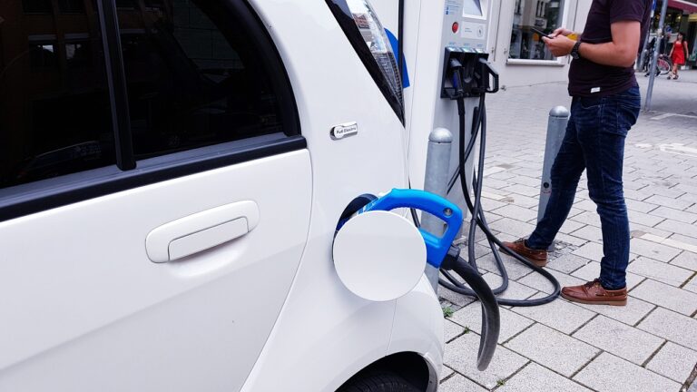 El mantenimiento de un carro eléctrico puede ser menos costoso que un carro de combustión.